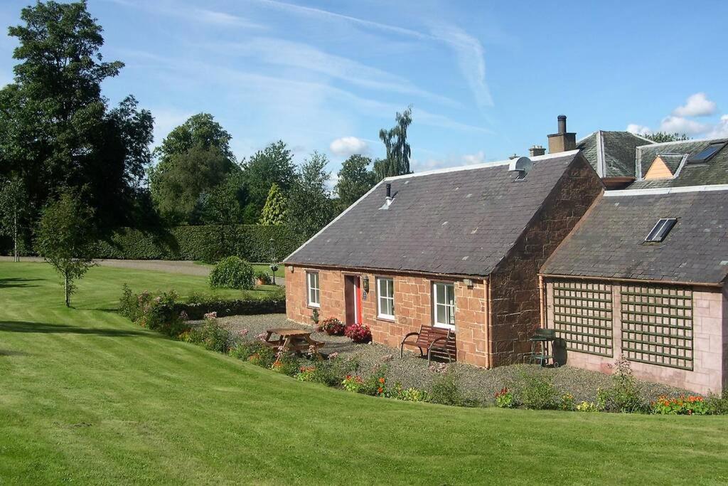 Harleyburn Cottages - Stables And Saddlery メルローズ エクステリア 写真